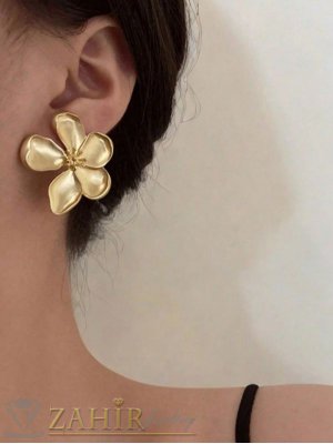 Изящни метални обеци цветя 3,6 на 3,2 см в цвят златист мат със златисти тичинки, закопчаване на щифт - C1317